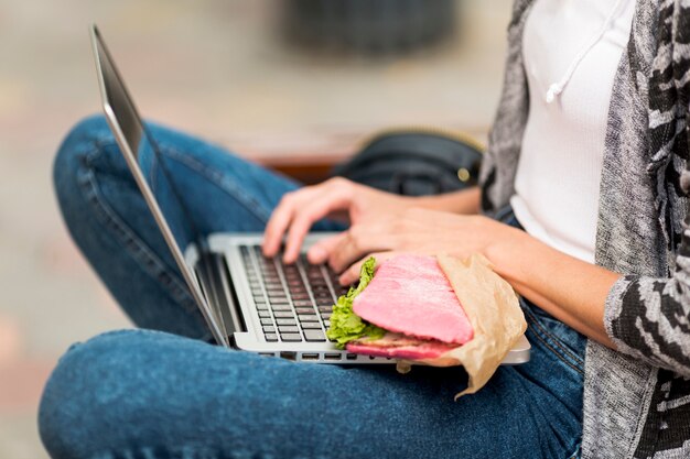 Primer plano con sandwich y laptop