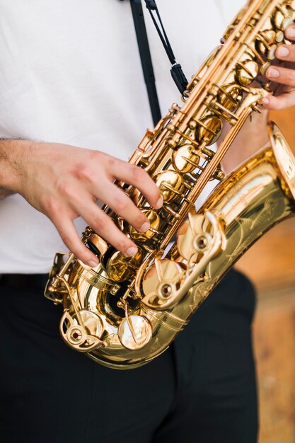 Primer plano de saxofón tocado por saxofonista