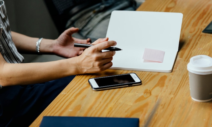 Foto gratuito primer plano de la secretaria tomando notas en una reunión