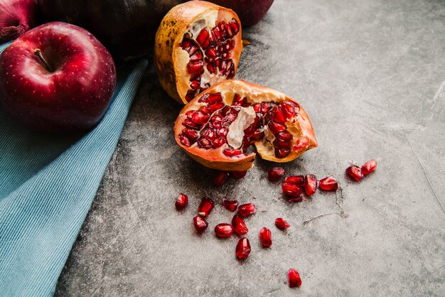 Primer plano de semillas frescas de manzana y granada sobre un viejo telón de fondo