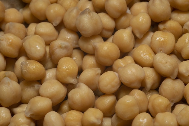 Primer plano de las semillas de garbanzos cocidos ricos en proteínas