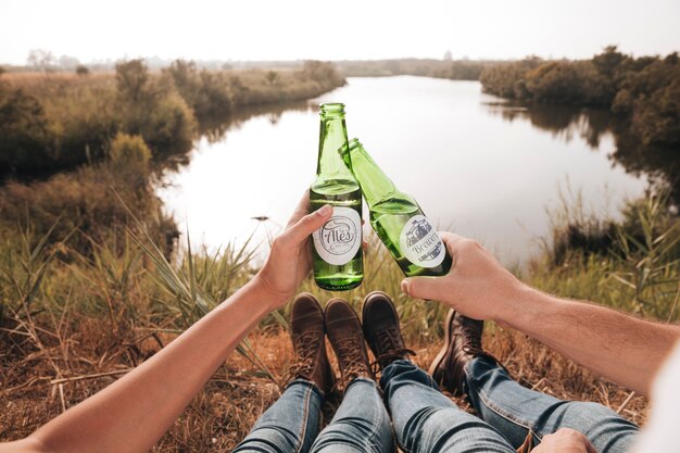 Foto gratuita primer plano sentado pareja bebiendo cerveza