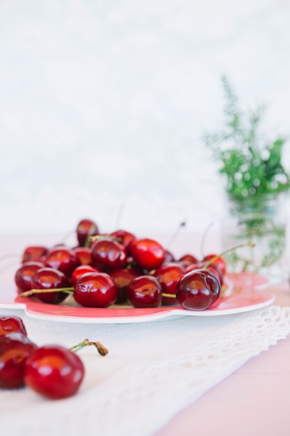 Primer plano de la servilleta y cerezas en un plato