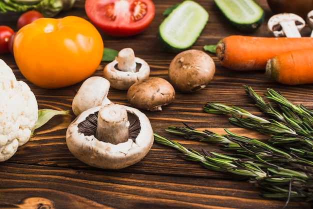 Primer plano de setas y romero cerca de verduras