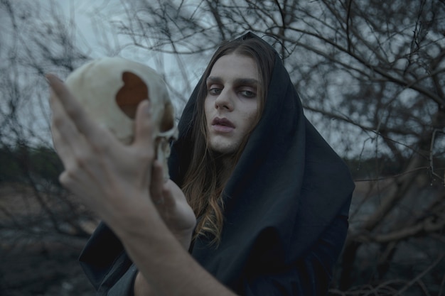 Primer plano shakesprerian hombre sosteniendo una calavera