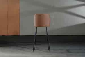 Foto gratuita primer plano de una silla sin brazos con respaldo cóncavo, muebles de estilo loft