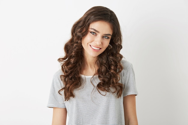 Foto gratuita primer plano simple retrato de mujer joven atractiva con cabello rizado sonriendo aislado, vestida con camiseta, estilo casaual, aspecto natural