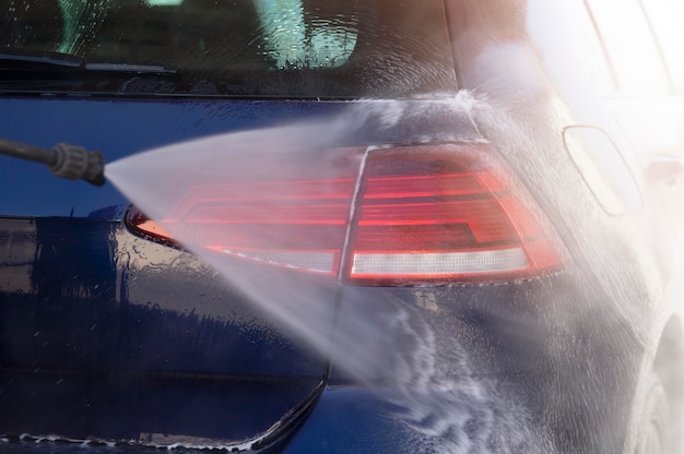 Primer plano sobre el lavado del cuidado del automóvil