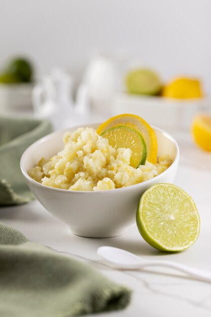 Primer plano sobre el postre granizado de limón