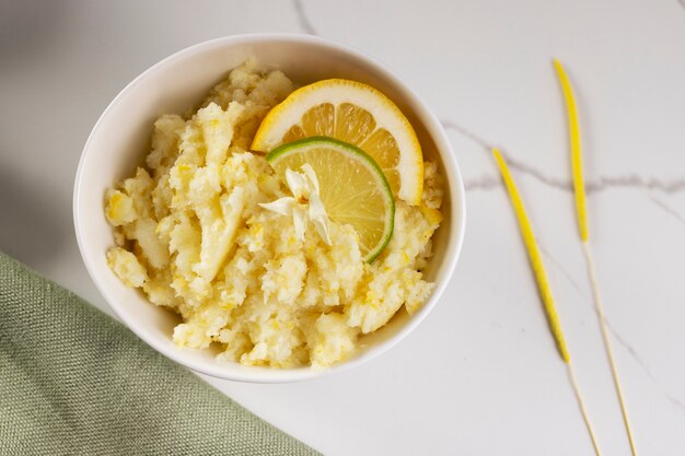 Primer plano sobre el postre granizado de limón