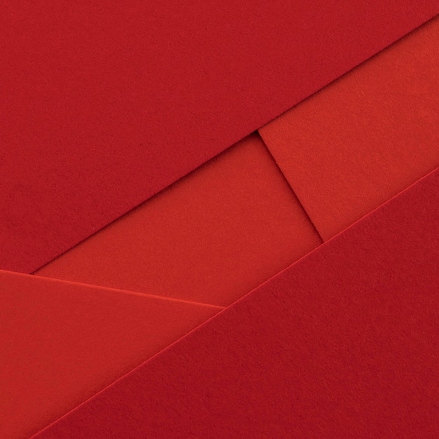 Primer plano de sobres y papeles rojos elegantes