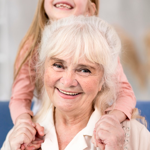 Foto gratuita primer plano sonriente abuela con niña