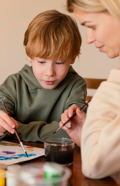 Primer plano sonriente mujer y niño pintura