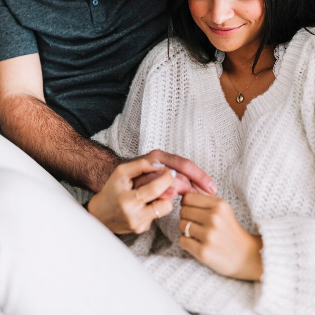 Primer plano, de, sonriente, mujer, tenencia, novio, mano