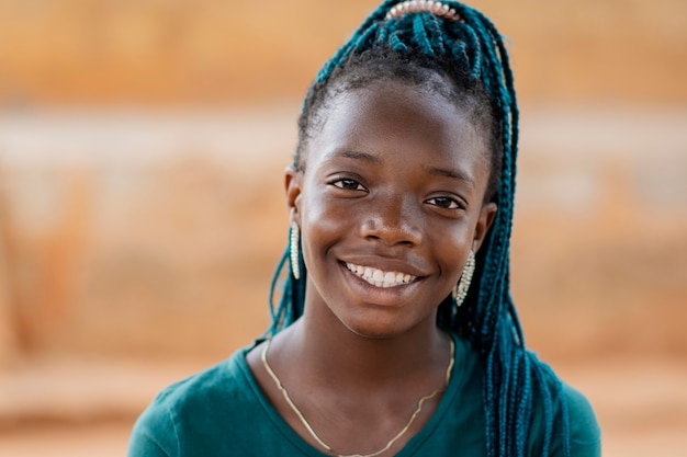 Foto gratuita primer plano sonriente niña africana