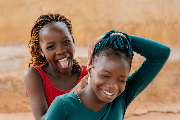 Primer plano sonriente retrato de niñas africanas