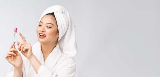 Primer plano de la sonrisa mujer cepillarse los dientes gran concepto de atención dental de salud aislado sobre fondo blanco asiático