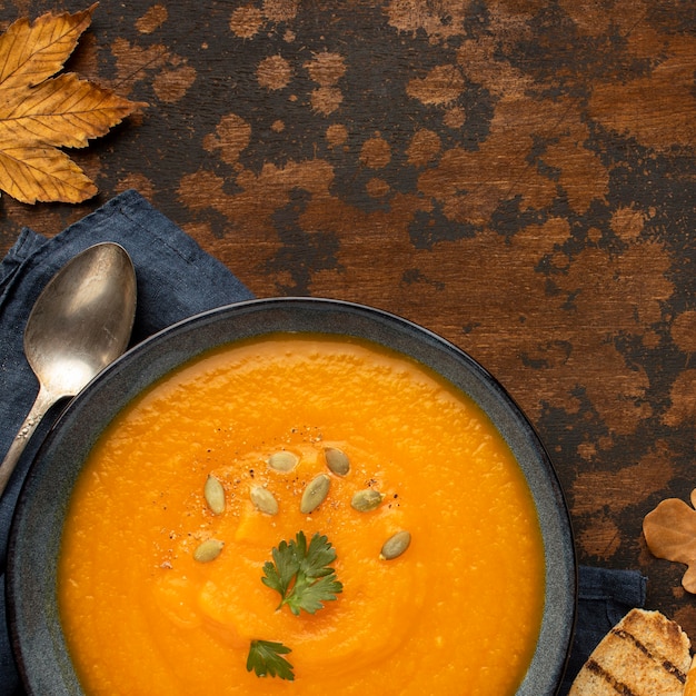 Foto gratuita primer plano de sopa de calabaza de comida de otoño