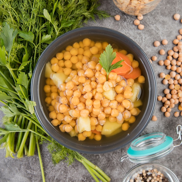 Foto gratuita primer plano de sopa casera de garbanzos