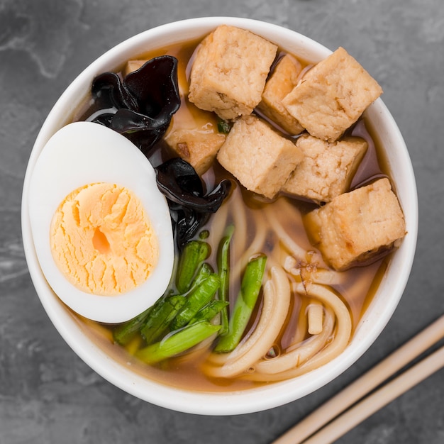 Primer plano de sopa de fideos ramen asiáticos