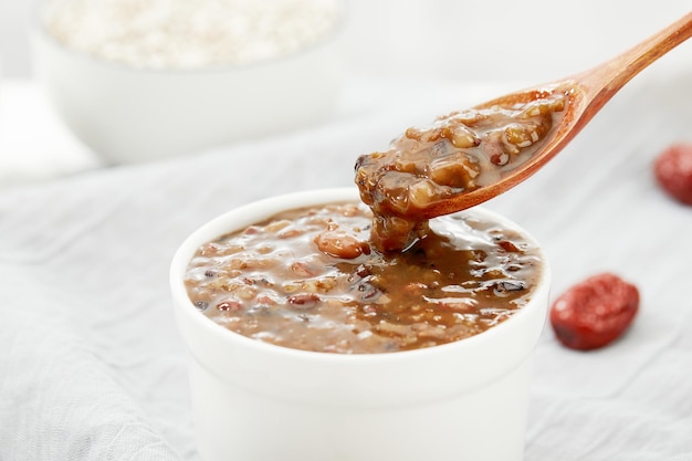 Primer plano de una sopa de frijoles en un recipiente blanco