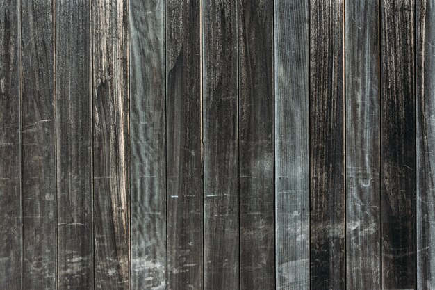 Primer plano de una superficie de madera oscura.