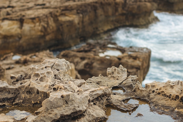 Un primer plano de la superficie rocosa en los acantilados del mar