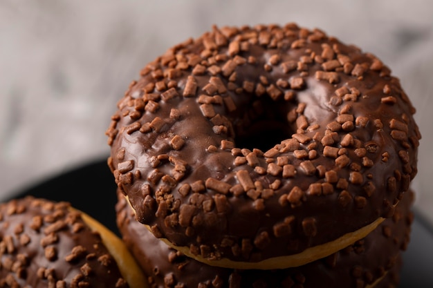 Foto gratuita primer plano de surtido de donas dulces