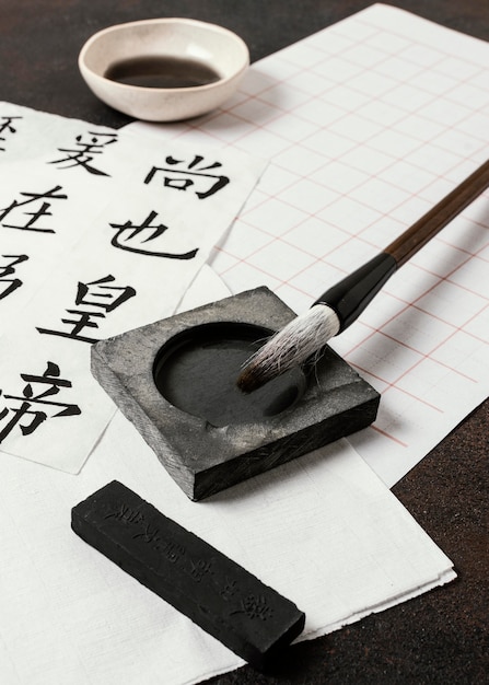 Primer plano de surtido de elementos de tinta china