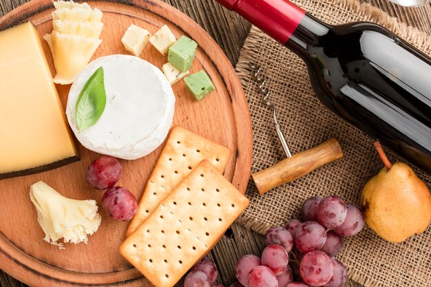 Primer plano de surtido de quesos gourmet con vino