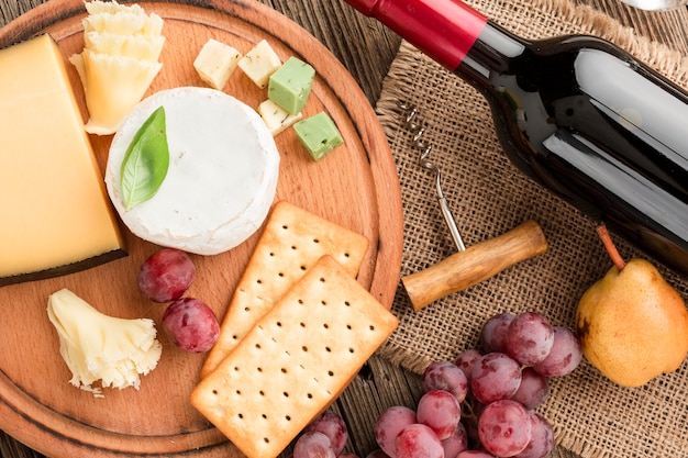 Primer plano de surtido de quesos gourmet con vino