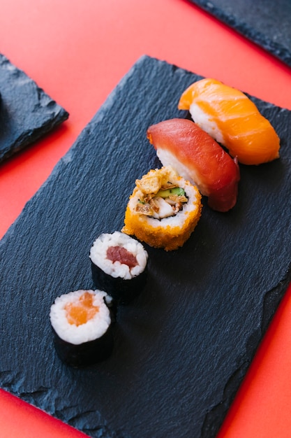 Primer plano de sushi y rollos