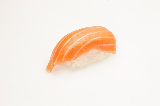 primer plano de sushi de salmón japonés aislado sobre fondo blanco