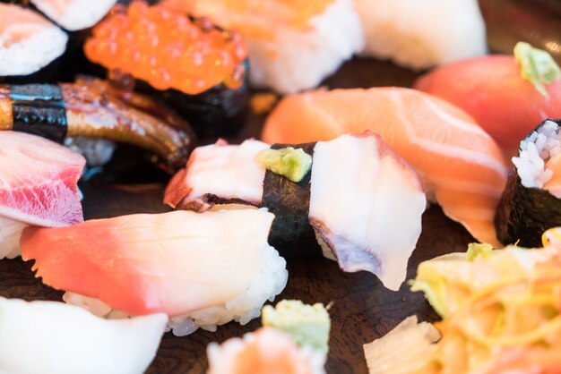 Primer plano de sushi de salmón