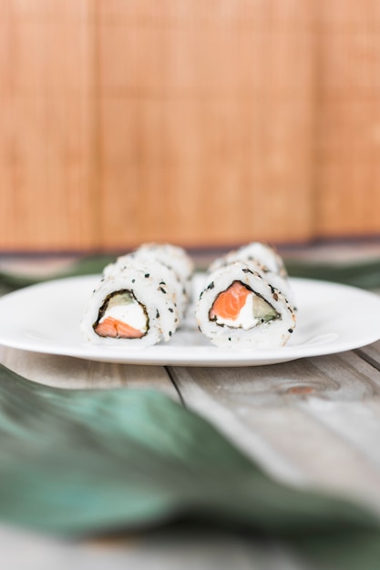Primer plano de sushi tradicional en un plato sobre la mesa