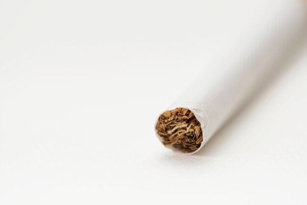 Primer plano del tabaco dentro de un cigarrillo