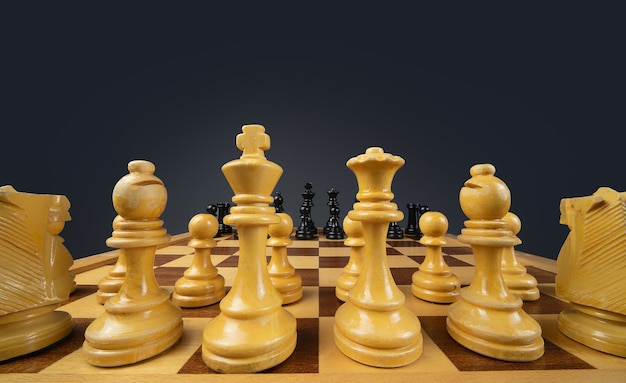 Primer plano de un tablero de ajedrez de piezas de color marrón y negro