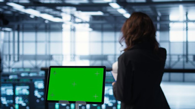 Primer plano de la tableta chroma key y los programadores de trabajo en equipo en la sala del servidor