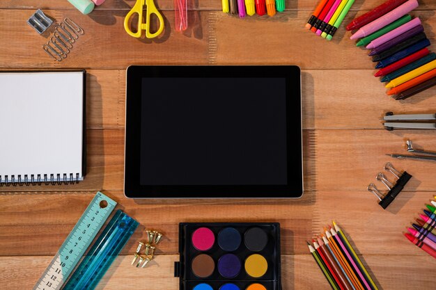 Primer plano de la tableta digital con diversos artículos de papelería