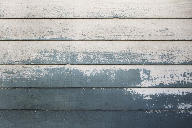 Primer plano de tablones de madera medio pintados