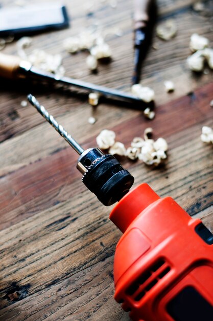 Primer plano de taladro en la mesa de madera