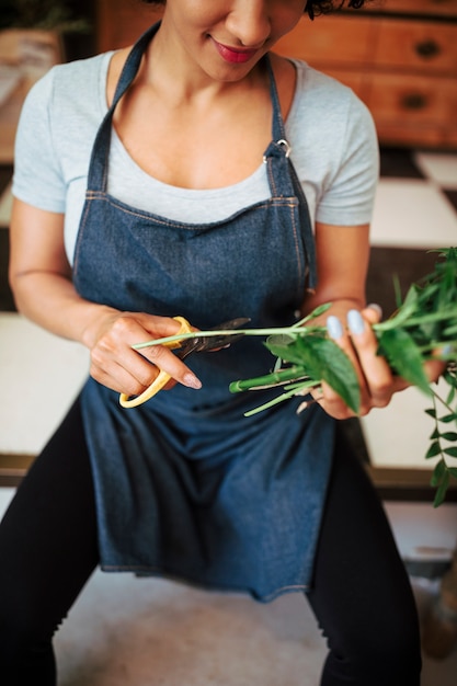 Foto gratuita primer plano de tallo de flores de corte de mano de un florista