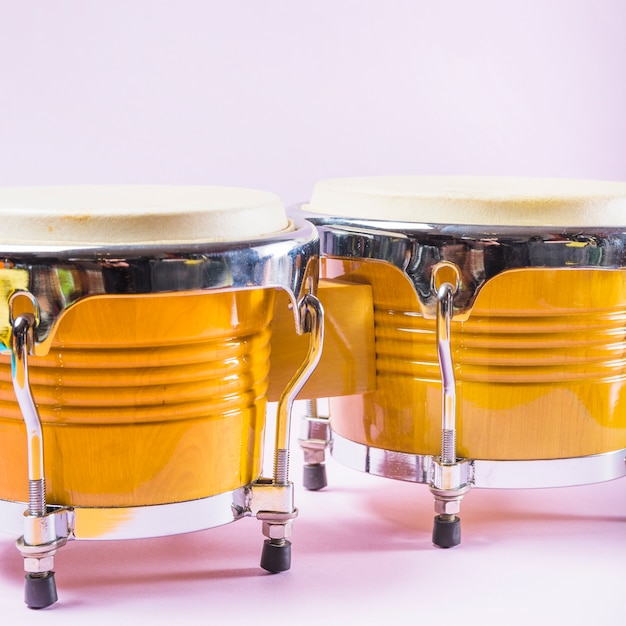 Primer plano del tambor de bongo sobre fondo rosa