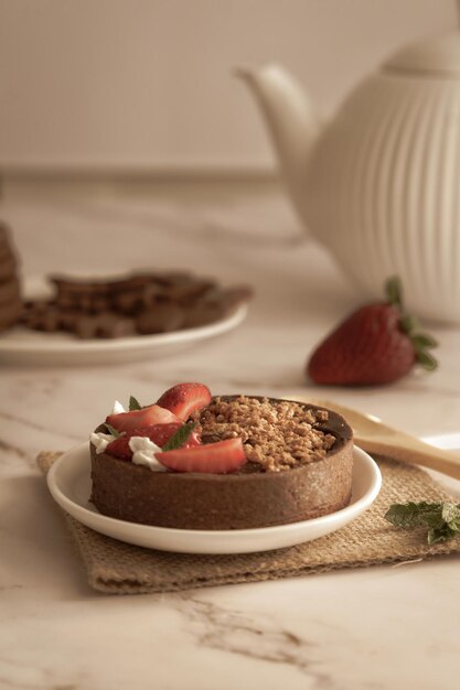 Primer plano de una tarta con chocolate y fresas