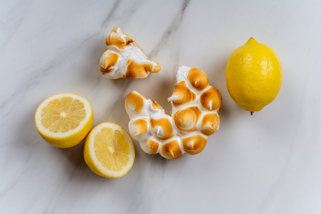 Primer plano de tarta de limón casera fresca con merengue y cítricos de limón. Concepto de panadería.