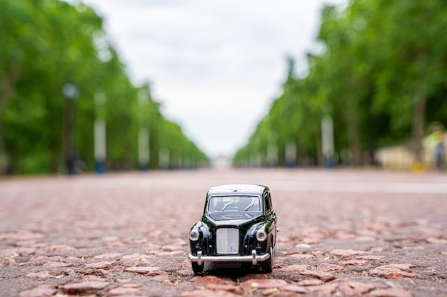 Primer plano de un taxi negro tradicional conduciendo a través de los monumentos más famosos de Londres