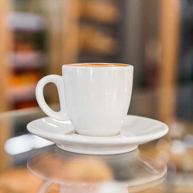 Primer plano de la taza de café con leche