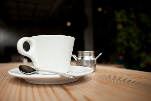 Primer plano de la taza de café en la mesa en la cafetería