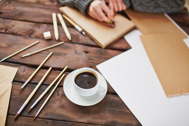 Primer plano de una taza de café en la mesa de madera