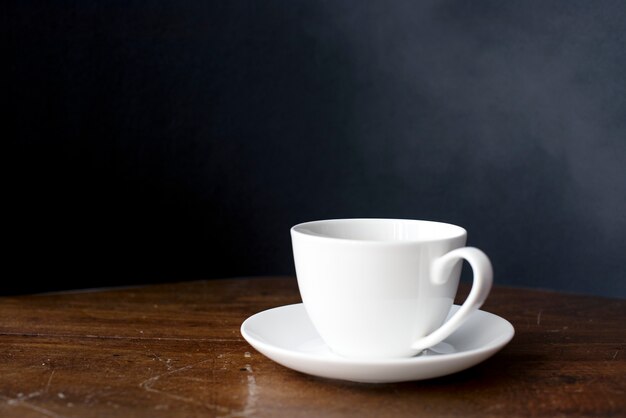 Primer plano de la taza de café en la mesa de madera